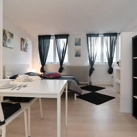 Black & White Studio Lejlighed *